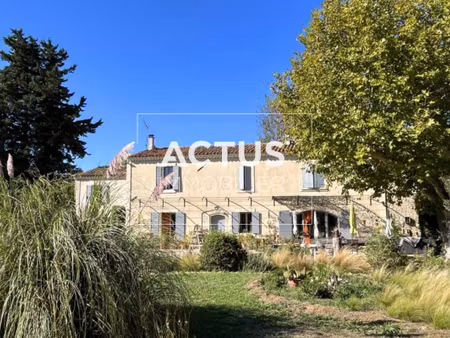 propriété de caractère entre alpilles et lubéron