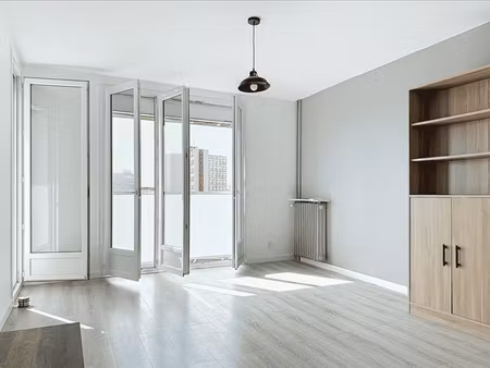 appartement - 6ème étage - 55 m2 - 3 pièces - non meublé