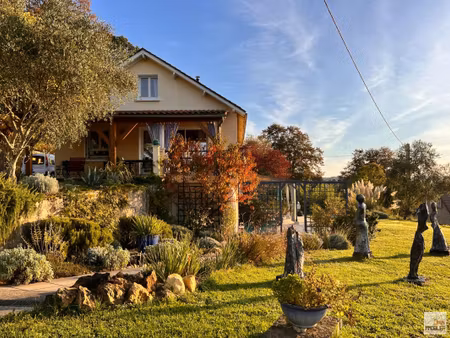 charmante maison en dordogne avec une vue magnifique sur la vallée de sarlat et un gîtes s