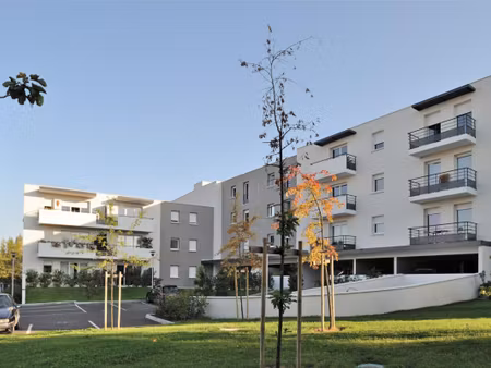 cauderan - dans rés. récente joli t2 balcon avec pkg  calme sur jardin