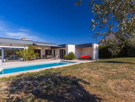 maison d’architecte de plain-pied avec piscine et vue dégagée