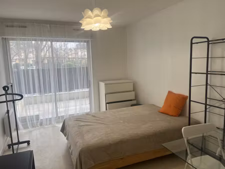 studio meublé avec terrasse et place de parking