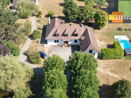 secteur dole  vends belle et grande propriété avec gîte  12 pièces  avec un terrain  pisci