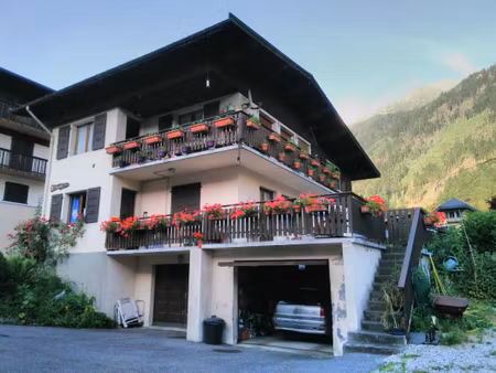 chamonix - chalet rare proche centre-ville avec vue exceptionnelle mont-blanc et aiguille 
