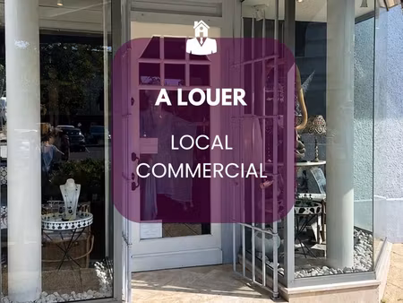 a louer  local commercial de 30m2 avec réserve à la baule en emplacement n°1