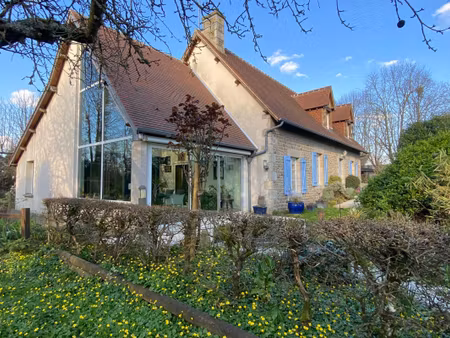 maison en parfait état général sur un parc arboré de 4900 m²