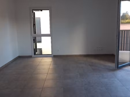 t3 avec balcon et parking à meyzieu