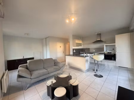 t2 meublé de 49 m2 - terrasse et place de stationnement privative - piscine collective