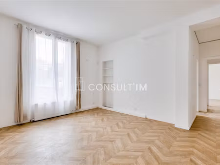 a toute proximité de la porte de st cloud  locaux mixtes de 65 m² à louer