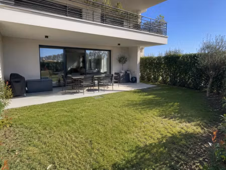 superbe 3 pièces en rez-de-jardin avec 79 83 m² d'espaces extérieurs et piscine