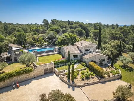 prestigieuse maison de campagne de 280 m2 en location gordes  provence-alpes-côte d'azur