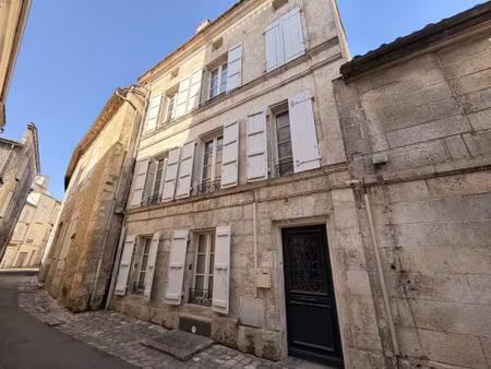 coeur historique d'angouleme elégante maison de ville en pie