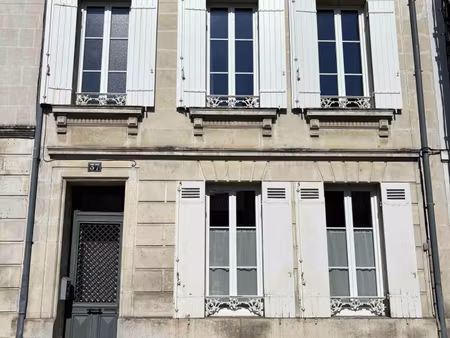 saintes maison de ville avec cour  garage et 3 chambres