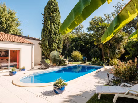 maison moderne de plain-pied au cadre verdoyant