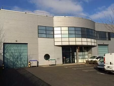 location local d'activités elancourt 948 m²
