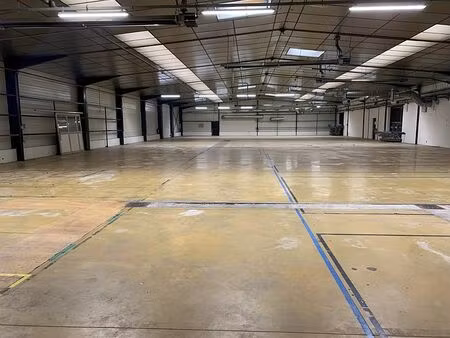 vente local d'activités le chatelet en brie 3 566 m²