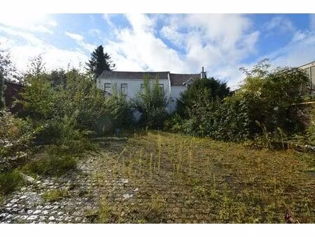 spacieuse maison à rénover avec parking et entrepôt