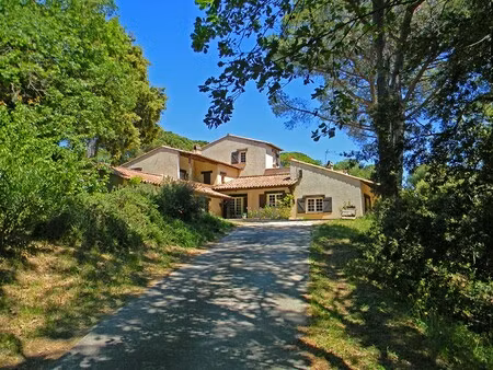 propriété à vendre au calme  en position dominante avec vue  400 m² habitables sur 1 6 ha 