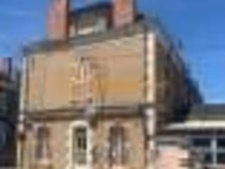 immeuble avec local commercial et 2 logements à rénover. loué par la poste  2 logements à 