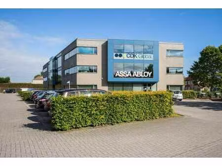 bureaux (1 200 m²) avec une bonne visibilité depuis la e40 à