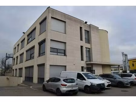 bureau sécurisé et rénové au sein d'un parc d'activité