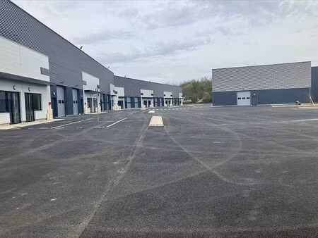 location local d'activités savigny le temple 218 m²