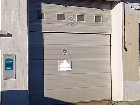 hangar a usage commercial d'environ 220m2