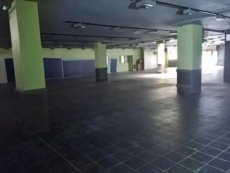 location locaux commerciaux 2550 m² + parking - a louer bollène centre