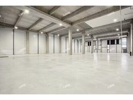 location local d'activités elancourt 3 242 m²