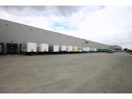 26.374 m² logistieke loods met 623 kantoren langs a12