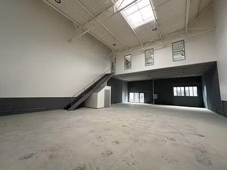 location local d'activités vaux le penil 2 678 m²