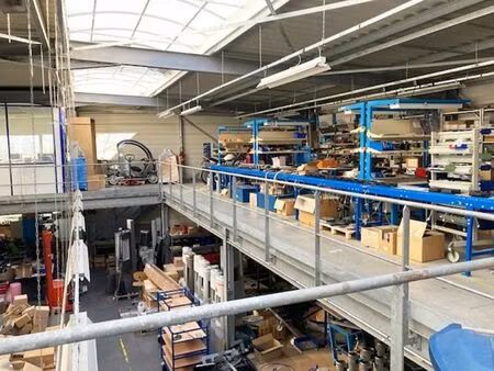 location local d'activités la verriere 1 030 m²