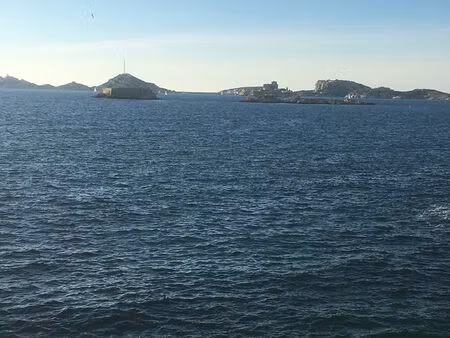 restaurant saisonnier au bord de l'eau emplacement magique 13008