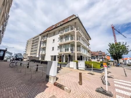 garage souterraine avec un espace de rangement supplémentai