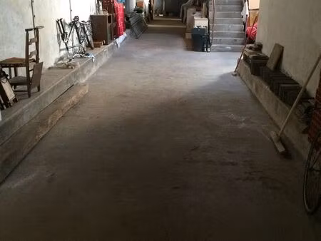 espace de stockage dans entrepôt fermé à brech  quartier gare