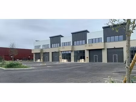 location local d'activités st pierre du perray 881 m²