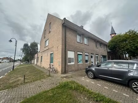 bureau à un endroit facilement accessible à sint-laureins