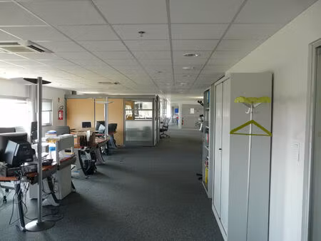 location bureau 1768 m² à saint-cyr-sur-loire (37540)