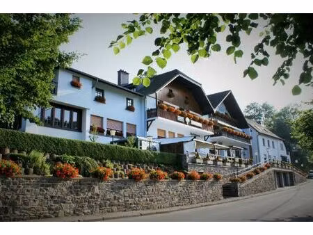 hôtel traditionnel à vendre dans le cadre idyllique d'ouren