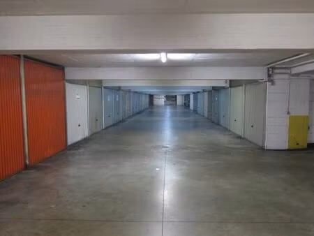 emplacements de parking et boxes