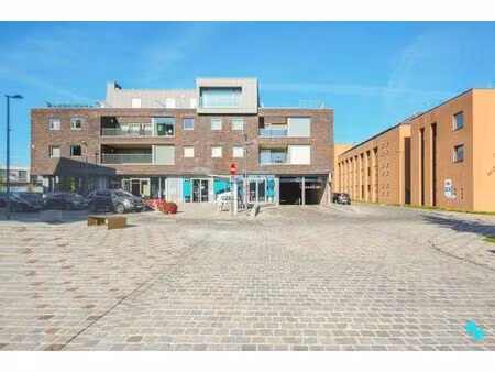 parkeerplaats in een afgesloten parkeerkelder op een topl...