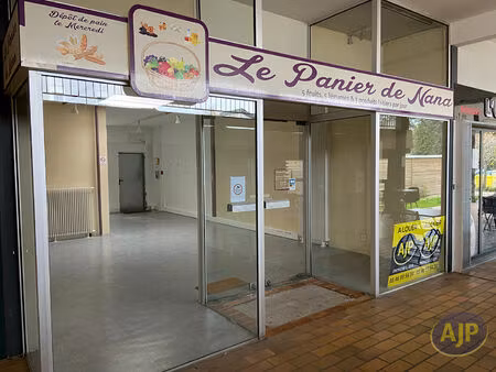 local commercial saintes 99.68 m2