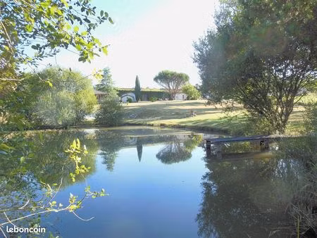 propriété avec diverses batiments