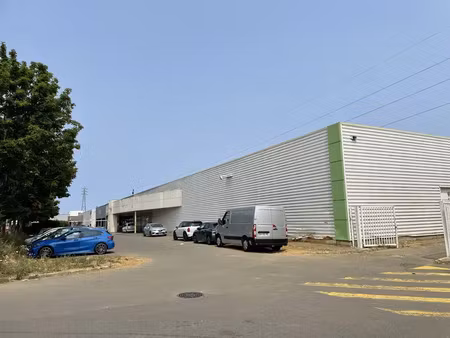 local commerce de 1 200 m² - zone commerciale de villabe