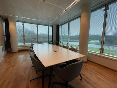 espace polyvalent de +/- 40 m² à proximité des autoroutes...