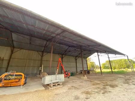 place de stationnement grande dimension 50m2 sur dalle béton abritée