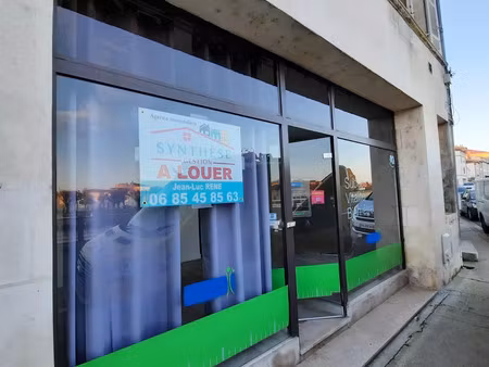 location local commercial 4 pièces 57m2 saintes 17100 - 730 € - surface privée