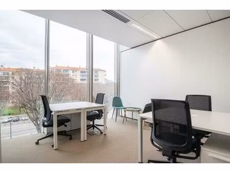de magnifiques bureaux sur mesure pour 3 personnes à spaces shake building