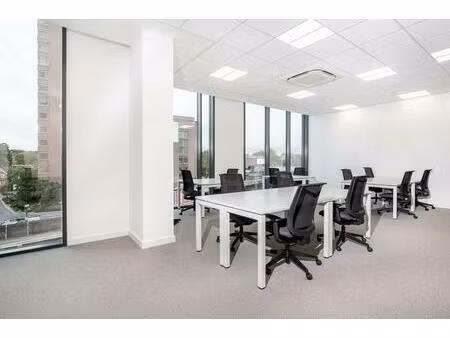 un bureau de coworking ouvert entièrement équipé pour vous et votre équipe à spaces shake 