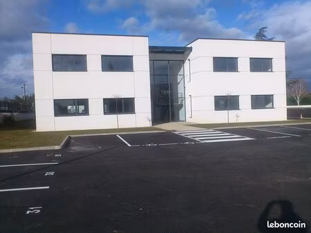bureaux à louer de 380 m2 à saint priest